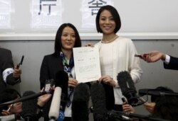 Hiroko Masuhara (Kiri) dan pasangannya Koyuki Higashi, memegang sertifikat kemitraan sesama jenis pertama di Tokyo, Jepang, 5 November 2015. (Foto: REUTERS/Yuya Shino)