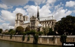 Katedral Notre Dame sebelum terbakar, sebenarnya sedang dalam tahap renovasi, diambil dari tepi Sungai Seine di Paris (foto: dok).