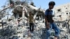Palestinos inspeccionan una casa destruida en un ataque israelí, en medio del conflicto entre Israel y Hamas, en el campo de refugiados de Nusairat, en el centro de la Franja de Gaza, el 9 de julio de 2024.