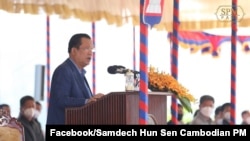 លោក​នាយក​​រដ្ឋមន្រ្តី ​ហ៊ុន សែន​ ថ្លែង​នៅក្នុង​ពិធី​សម្ពោធ​ផ្លូវ និង​ប្រព័ន្ធ​ប្រព្រឹត្តកម្ម​ទឹកកខ្វក់ និង​សមិទ្ធផល​នានា​ក្នុង​ក្រុង​ព្រះសីហនុ ខេត្តព្រះសីហនុ នៅថ្ងៃព្រហស្បតិ៍ ទី២ ខែធ្នូ ឆ្នាំ២០២១។ (រូបថត​ពី​ទំព័រ​ហ្វេសប៊ុក Samdech Hun Sen, Cambodian Prime Minister)