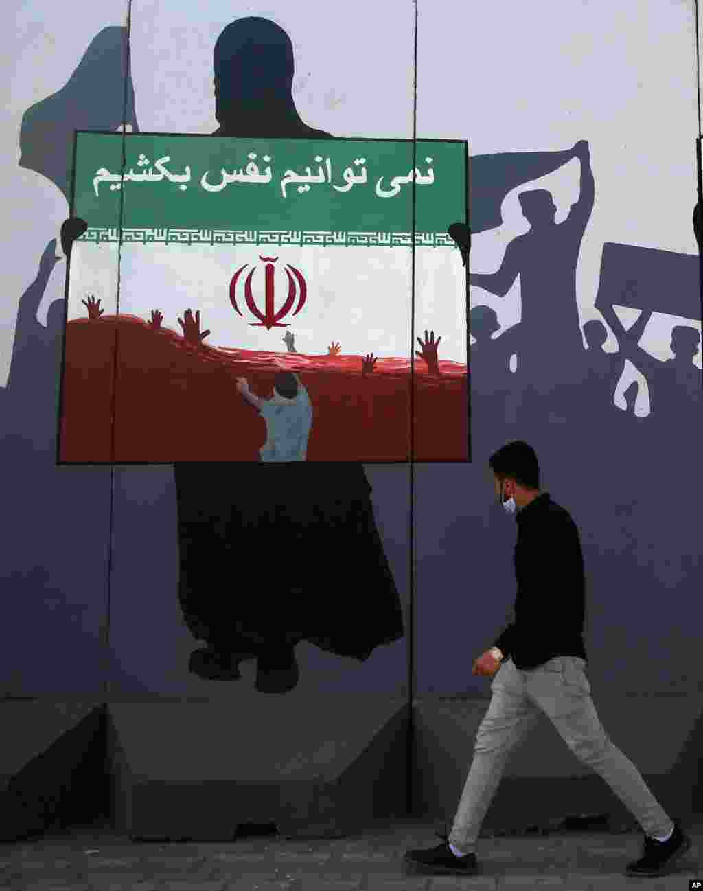 بعد از مرگ چند کارگر و مهاجر افغان در ایران، گروهی از مردم افغانستان در اعتراض به رفتار بد پلیس با هموطنان خود، در کابل مقابل سفارت جمهوری اسلامی تجمع کردند. آنها عکسی گذاشتند که روی پرچم جمهوری اسلامی نوشته شده: &#171;نمی‌توانیم نفس بکشیم&#187;. 