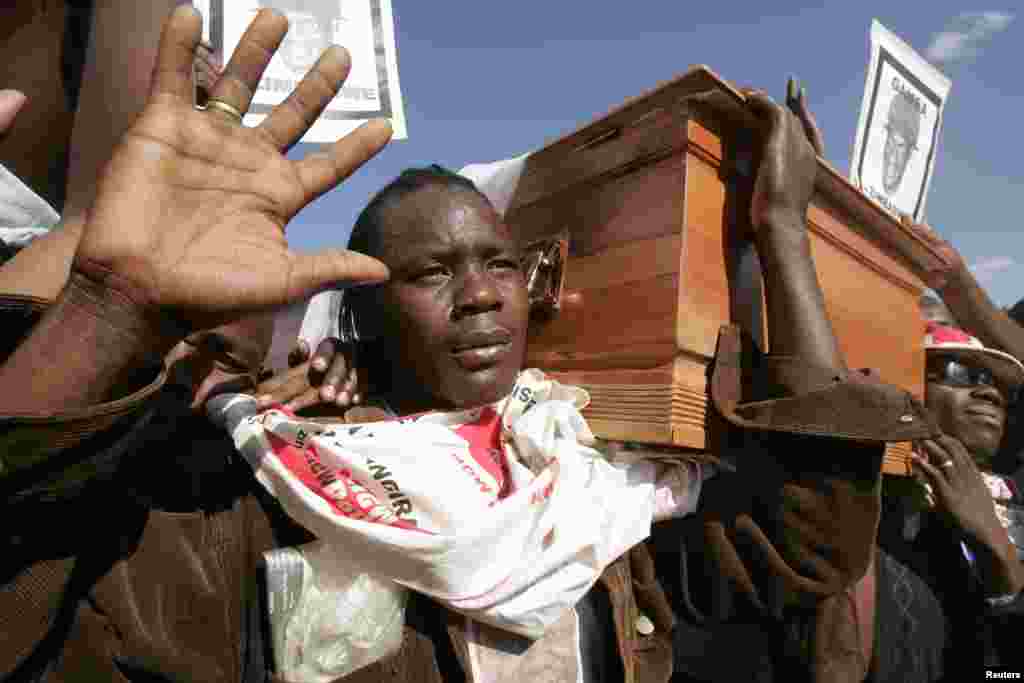 Supporters of Zimbabwe opposition Movement for Democratic Change (MDC) carry the coffin of slain party activist Tonderai Ndira at his funeral in the capital Harare May 25, 2008. The MDC claimed that scores of it&#39;s supporters have been killed and thousands displaced in post election violence.