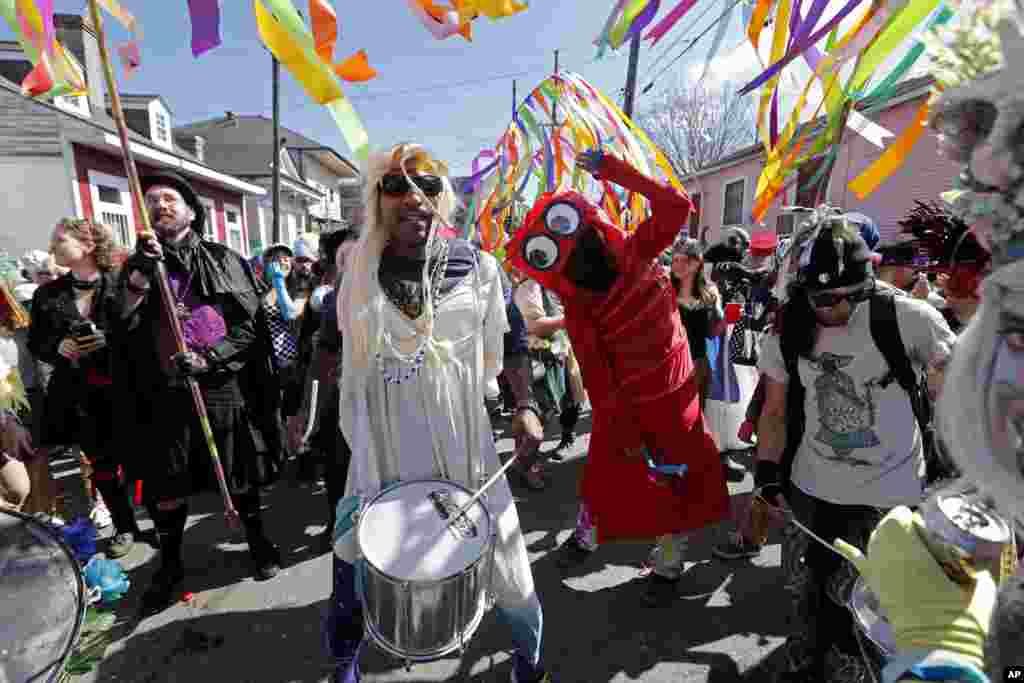 Celebrantes bailan y tocan música durante el desfile de la Sociedad de Sainte Anne, el día del Mardi Gras en Nueva Orleans, el martes 13 de febrero de 2018. (AP Photo / Gerald Herbert)