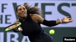 Serena Williams dalam pertandingan putaran pertama melawan Zarina Diyas di BNP Paribas Terbuka di Indian Wells Tennis Garden, 8 Maret 2018.(Photo: Jayne Kamin-Oncea-USA TODAY/via Reuters)