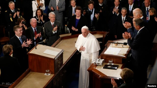 El presidente de Cámara de Representantes, John Boehner, y el vicepresidente Joe Biden aplauden a la llegada del papa Francisco al Congreso.