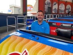 Presiden Santa Cruz Beach Boardwalk Karl Rice duduk di mobil depan rollercoaster Giant Dipper di tengah pandemi COVID-19 di California, AS, 19 Juni 2021. (REUTERS/ Ann Saphir)