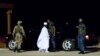 L'ancien président gambien Yaya Jammeh se dirige vers l'avion pour aller en exil, à l'aéroport de Banjul, le 21 janvier 2017.