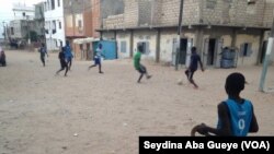 Les joueurs de l'ASC s'entraîne dans la cour de l'école élémentaire de l'unité 26, à Dakar, au Sénégal, le 24 septembre 2017. (VOA/Seydina Aba Gueye)