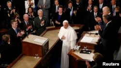 El presidente de Cámara de Representantes, John Boehner, y el vicepresidente Joe Biden aplauden a la llegada del papa Francisco al Congreso.