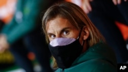 El entrenador Sebastián Beccacece de Defensa y Justicia de Argentina observa antes de un partido de fútbol de la Copa Libertadores contra el Palmeiras de Brasil en Buenos Aires, Argentina, el martes 4 de mayo de 2021. (Foto AP/Marcos Brindici, Pool)