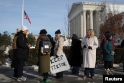 Para demonstran berdiri di luar Mahkamah Agung AS, di Washington DC, untuk memrotes rencana pelarangan TikTok, 10 Januari 2025. REUTERS/Marko Djurica