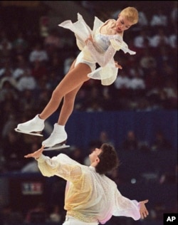 FILE - Juara dunia Evgenia Shishkova dan Vadim Naumov dari Rusia dalam kompetisi pendek berpasangan dalam World Figure Skating di Edmonton, Alberta, 19 Maret 1996. (Dave Buston/The Canadian Press via AP)