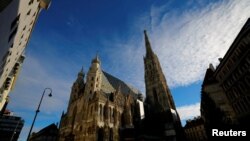 Gereja Katedral St. Stephen di Wina, Austria, 28 November 2016. 