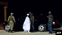 L'ancien président gambien Yaya Jammeh se dirige vers l'avion pour aller en exil, à l'aéroport de Banjul, le 21 janvier 2017.