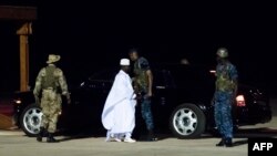 L'ancien président Yaya Jammeh, le dirigeant de la Gambie depuis 22 ans, se dirige vers l'avion pour aller en exil, à l'aéroport de Banjul, le 21 janvier 2017.