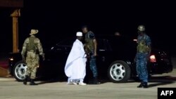 L'ancien président Yaya Jammeh lors de son départ en exil, à l'aéroport de Banjul, le 21 janvier 2017.