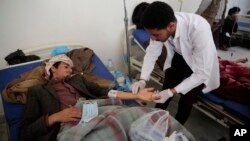 A man is treated for a suspected cholera infection at a hospital in Sana'a, Yemen, May. 7, 2017.