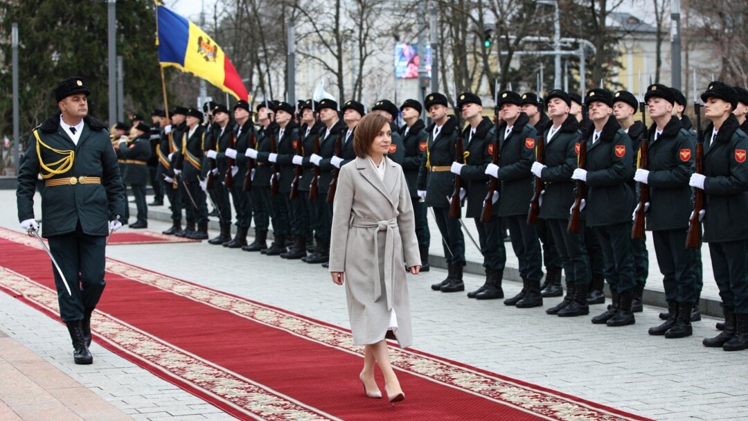 Boshqalarning xotinlari ishtirokidagi yapon pornosi Porno tomosha: Dostlar onamni sikishdi