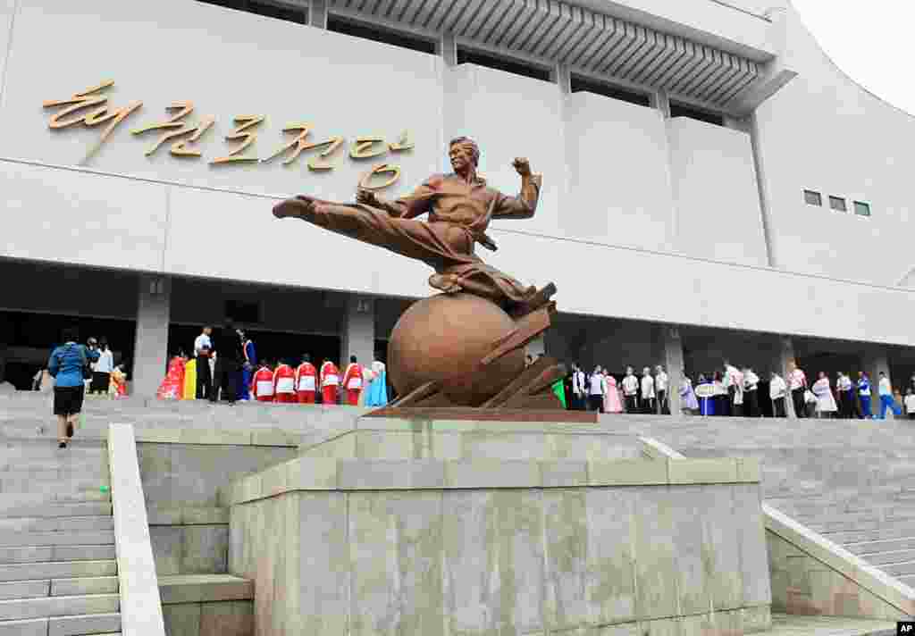 Athletes enter the Taekwon-Do Hall in Pyongyang. (Sungwon Baik/VOA)
