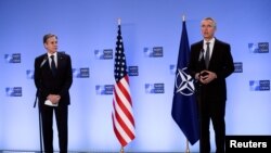 El secretario de Estado de Estados Unidos, Antony Blinken (izq) y el secretario general de la OTAN, Jens Stoltenberg (der) durante un encuentro en Bruselas, Bélgica, el 14 de abril de 2021.