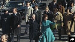 En esta foto de archivo se ve al presidente Jimmy Carter y su espsoa, Rosalynn Carter, caminando por la Avenida Pennsylanvia, en Washington, durante la toma de posesión del trigésimo noveno presidente de EE.UU. el 20 de enero de 1977.