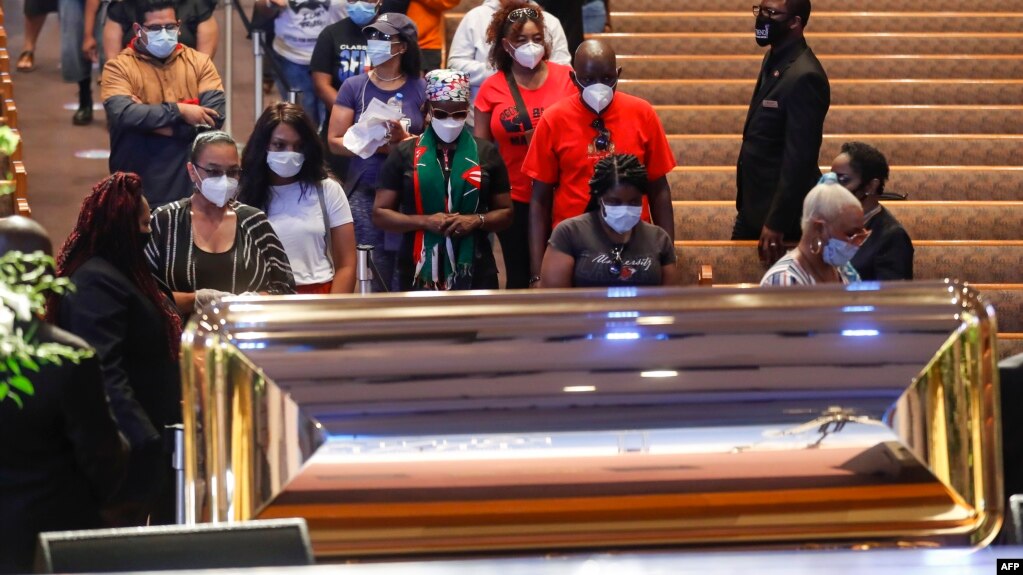 Qindra njerëz mblidhen për t’i dhënë lamtumirën e fundit George Floyd-it
