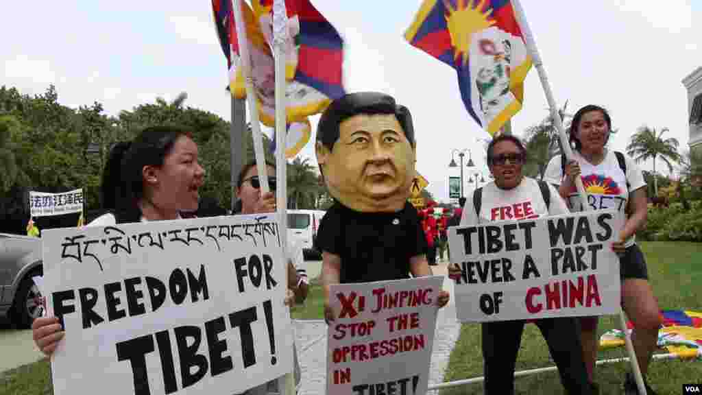 在川習會舉行地點附近， 在習近平一行下榻的酒店前面，有藏人示威，展示給西藏自由標語，此外也有穿紅色上衣的歡迎習近平的人群，有人稱他們為紅衫軍。