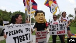 Tibetan protesters in front of xi hotel