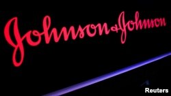 ສັນຍາລັກ ຂອງບໍລິສັດ Johnson & Johnson ທີ່ຖ່າຍທອດອອກຈໍພາບ ຢູ່ທີ່ ຕະຫຼາດຮຸ້ນ New York Stock Exchange (NYSE)ໃນນະຄອນນິວຢອກ, ວັນທີ 29 ພຶດສະພາ 2019.