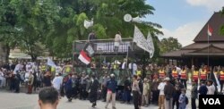 Aksi damai ormas keagamaan memprotes desain proyek jalan di Solo yang mirip simbol salib di depan balaikota Solo, Jumat (18/1). (Foto: VOA/Yudha)