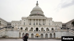 Beberapa pelari melintas di depan Gedug Capitol, di Washington, AS, 30 Januari 2018. 