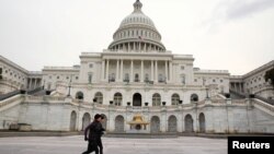 Para pelari melewati gedung Capitol pada hari Presiden AS Donald Trump dijadwalkan untuk membacakan Pidato Kenegaraan di hadapan Kongres, 30 Januari 2018.