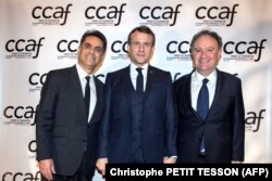 Fransa Cumhurbaşkanı Emmanuel Macron CCAF eş başkanları Ara Toranyan (sağda) ve Murat Papazyan (solda)