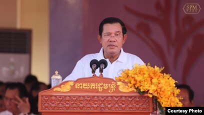 រូបឯកសារ៖ លោក​នាយករដ្ឋមន្ត្រី​ ហ៊ុន សែន​ ថ្លែងនៅក្នុង​កម្មវិធី​ប្រារព្ធ​ទិវា​ពិភពលោក​កាកបាទ​ក្រហម​ អឌ្ឍចន្ទ​ក្រហម ​៨​ ឧសភា លើក​ទី​១៥៤​នៅ​ស្នាក់ការ​របស់​កាកបាទ​ក្រហម​កម្ពុជា នៅ​រាជធានី​ភ្នំពេញ កាលពី​ថ្ងៃទី៨ ខែឧសភា ឆ្នាំ២០១៧។ (រូបថត​ដក​ស្រង់​ចេញ​ពី​ហ្វេសប៊ុក​របស់ Samdech Hun Sen, Cambodian Prime Minister) 