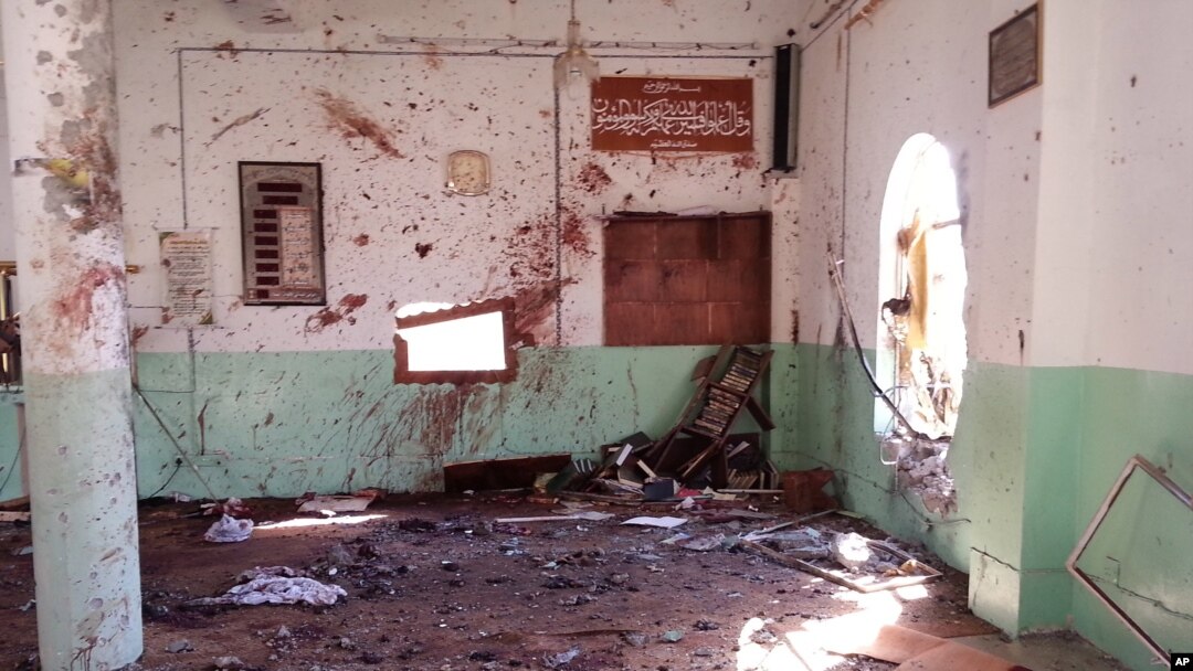Masjid Sunni yang rusak akibat serangan bom bunuh diri saat shalat Jumat di desa Umm al-Adham di provinsi Diyala, Irak (13/9).