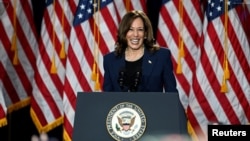 La vicepresidenta de Estados Unidos, Kamala Harris, interactúa con el público en un evento en West Allis, Wisconsin, EEUU, el 23 de julio de 2024.