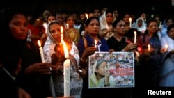 ফাইলঃ ২১ আগস্ট গ্রেনেড হামলায় নিহতদের স্মরণে মোমবাতি প্রজ্বলন করলেন মহিলা আওয়ামী লীগের সদস্যরা। ২০০৮। 