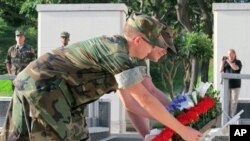 Marinir Andrew Cardwell dari Cincinnati, Ohio (kiri) dan Sarah Robbins dari Denver, Colorado, meletakkan karangan bunga di Taman Makam Pahlawan Pasifik di Honolulu, Hawaii, untuk memberi penghormatan kepada para pahlawan yang gugur dalam rangka peringatan 71 tahun serangan Jepang di di Pearl Harbour (6/12). 