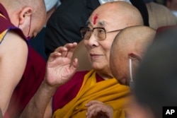 Pemimpin spiritual Tibet Dalai Lama memberi isyarat saat duduk di kuil Tsuglakhang di Dharamshala, India, Jumat, 5 Mei 2023. (Foto: AP)