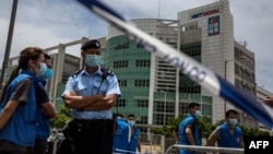 香港警察8月10日大舉搜查蘋果日報總部時封鎖週邊。 