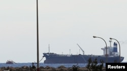 Tanker minyak mentah Korea Utara berlabuh di pelabuhan Ras Lanuf, Libya (8/3).