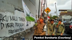 Pemkot Solo membersihkan grafiti terkait kasus Papua di salah satu lokasi, sepekan ini. (Foto: Pemkot Surakarta)