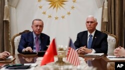 Potpredsednik SAD Majk Pens i predsednik Turske Redžep Tajip Erdogan u Ankari (Foto: AP/Jacquelyn Martin)