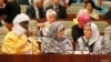 Charla de delegadas durante la sesión inaugural de la Asamblea Nacional en Argel, Argelia, el 26 de mayo de 2012.