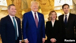 A primeira-ministra italiana Giorgia Meloni reúne-se com o presidente eleito dos EUA, Donald Trump, acompanhada pelo senador americano Marco Rubio e pelo deputado americano Michael Waltz, em Mar-a-Lago, em Palm Beach, Flórida, EUA, a 4 de janeiro de 2025