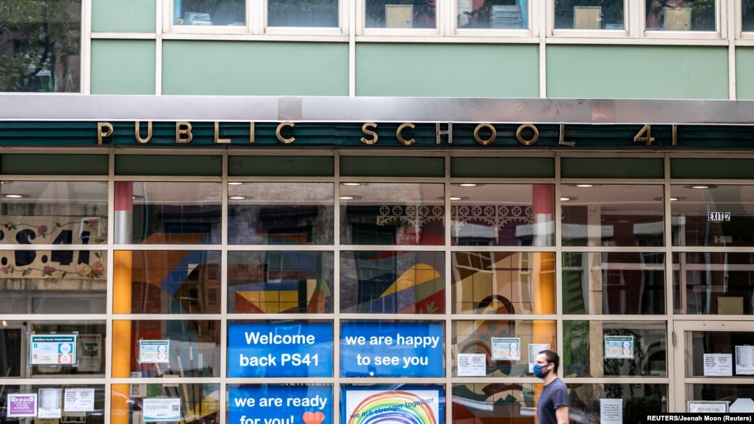 Seorang pejalan kaki berjalan melewati Public School 41 setelah wabah Covid-19 di wilayah Manhattan di New York City, New York, AS, 27 September 2020. (Foto: REUTERS/Jeenah Moon)