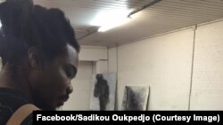 Sadikou Oukpedjo dans son atelier, Molembeek Saint-Jean, Belgique, 26 octobre 2016. (Facebook/Sadikou Oukpedjo)