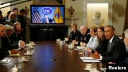 Direktor Centara za kontrolu i prevenciju bolesti Tom Friden putem videokonferencije učestvuje na sastanku kabineta predsednika Obame. 