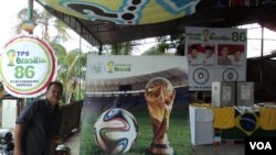 Suasana di TPS 86 Kadipiro Solo yang bernuansa Timnas Brazil dan Piala Dunia 2014 di Solo, 8 Juli 2014 (Foto: VOA/Yudha)