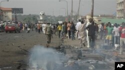 Dân chúng tụ tập nơi xảy ra vụ nổ bom ở Kaduna, Nigeria 